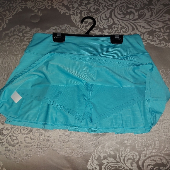 Tennis skirt with built-in shorts, never worn - Picture 3 of 3